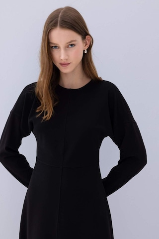 DeFacto Relax Fit Bisiklet Yaka Krep Uzun Kollu Maxi Siyah Elbise D7485AX24WNBK81 Siyah