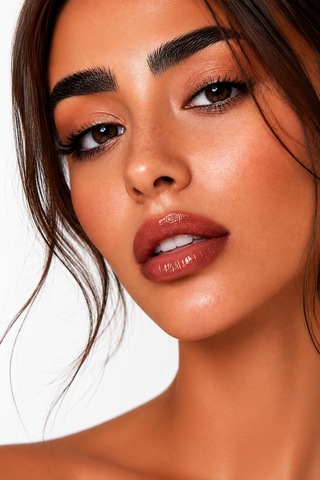 Parlatıcı & Nemlendirici Ruj Mocha Bare 01 / Yoğun Parlaklık Ve Nem Veren Dolgunlaştırıcı Joy Lush Gloss Stick Kahverengi