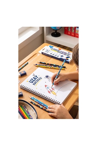 Uzay Macerası Kurşun Kalem 4 Adet Faber Castell Yuvarlak Gövdeli Siyah Kurşun Kalem Yumuşak Yazım Kolay Tutuş Kaliteli Okul Çok Renkli