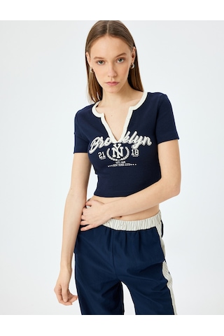 Koton V Yaka Crop Slim Fit Kolej Baskılı Düğmeli Tişört Lacivert 5sal10216ık Lacivert