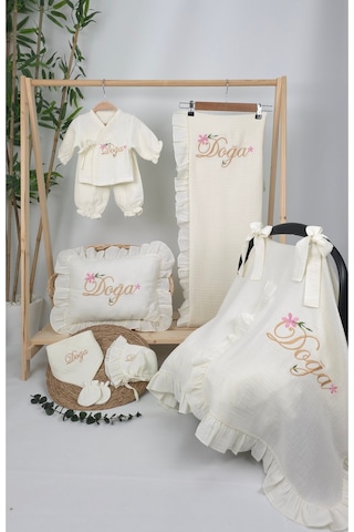 Gros Shop Müslin Yeni Doğan 4katlı Organik %100pamuk Kişiye Özgü Nakışlı Hastane Çıkış Seti Çiçekli Model-1 Ekru