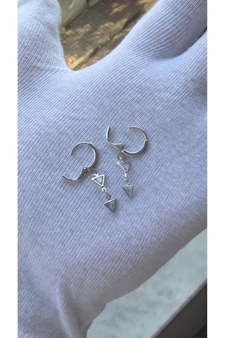 Gümüş Renk Üçgen Kesim Zirkon Taşlı Sallantılı Küpe Gümüş