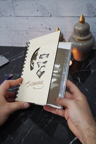 Mustafa Kemal Atatürk Ahşap Defter - A5 Spiralli - Günlük - Çizgisiz Defter Ahşap Rengi Banu