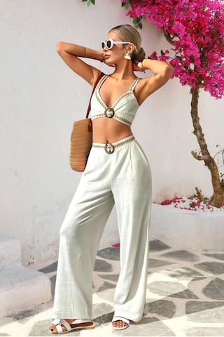 Şeritli Çift Tokalı Natürel Dokulu Keten Kumaşlı Palazzo Pantolon Sırt Lastikli Üçgen Krop Takım Beyaz