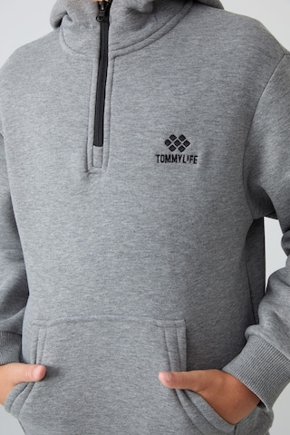 Tommylife Gri Melanj Pamuklu Kalın İçi Tüylü Yumuşak Dokulu Standart Fit Nakışlı Erkek Çocuk Sweatshirt - 112 Gri Melanj