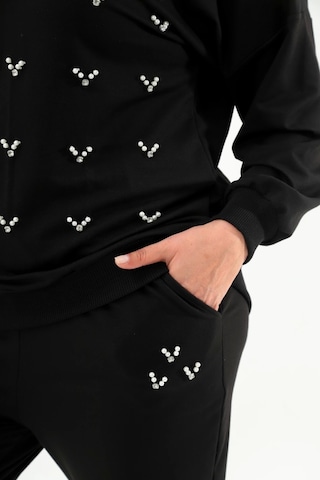 Önü V İncili Takım Siyah