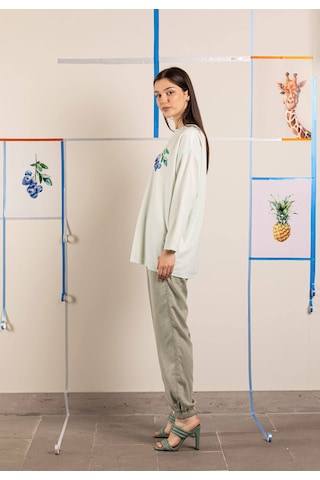 Ters Dikiş Detaylı Yaban Mersini Desenli Sweatshirt Yeşil