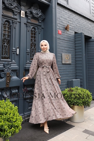 Kadın Kahve Saten Leopar Belden Kuşaklı Uzun Tesettür Elbise S9568 Kahve