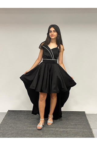 Kız Çocuk Abiye Siyah Saten Asimetrik Yaka Taş Kordon Detaylı Askılı Önü Kısa Kuyruklu Abiye Elbise 10-15 Yaş Siyah