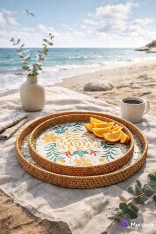 Qerhome 2'li El Yapımı Doğal Rattan Tepsi Sedef Desenli Yuvarlak Sunum Tepsisi Şık Servis Tepsisi 30-33 Cm Sarı Kahverengi