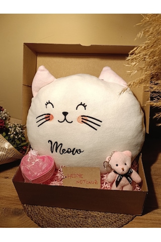 Kutulu Hediye Seti / Kedi Yastık 30cm, Ayıcık Anahtarlık Ve Kalp Şeklinde Tüllü Kutu