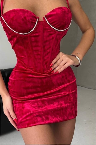 Neşeli Butik Kadın Kırmızı Göğüs Taş Detaylı Askılı Kadife Mini Gece Elbisesi Nbdf179 Kırmızı