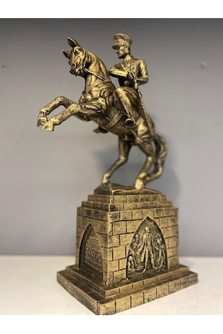 Peramari Atatürk Heykeli Gold