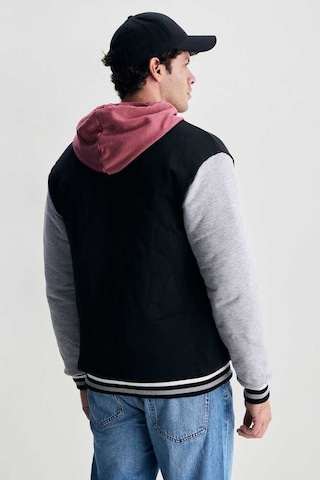 Upland Siyah Çıtçıtlı Baskılı Standard Fit Erkek Mont Siyah