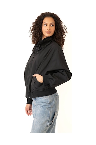 Riverstorm Kadın Siyah Dik Yaka Su Ve Rüzgar Geçirmez Oversize Crop Mevsimlik Yağmurluk Rüzgarlık Siyah