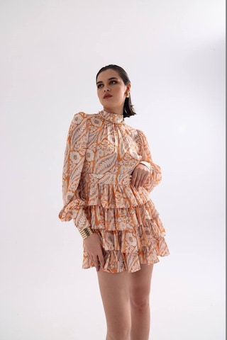 Fashion Cocktail Vatkalı Omuz Katlı Etek İthal Soft Otantik Desen Şifon Kumaşlı Uzun Kol Baharlık Mini Elbise Oranj