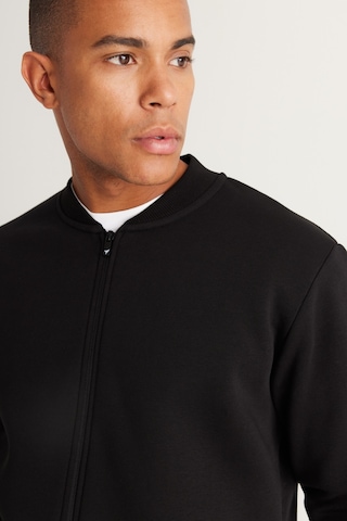 AC&Co / Altınyıldız Classics Erkek Sıyah Standart Fit Normal Kesim İçi Polarlı Kolej Yaka Pamuklu Sweatshirt Siyah