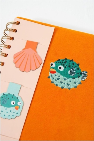 Sevimli Balon Balığı Nakışlı Turuncu Kumaş Kapak Magnet Ayraçlı Spiralli A5 Defter