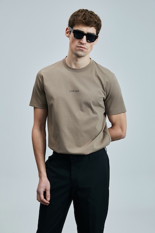 Lufian Erkek Marcus Modern Grafik T-shirt 111020235 Deve Tüyü Deve Tüyü