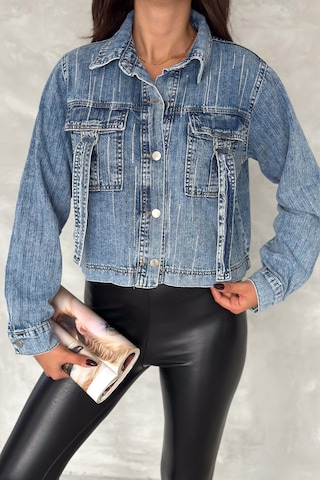 Femelle Kadın Mavi Çift Cepli Pul Detaylı Denim Kısa Kot Ceket Lacivert