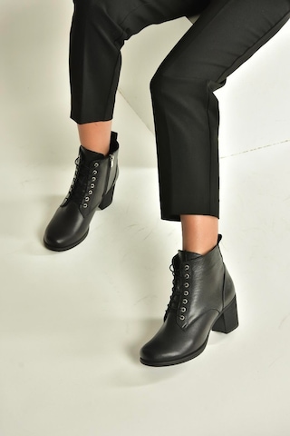 Fox Shoes V468281603 Siyah Hakiki Deri Kalın Topuklu Bağcıklı Kadın Bot Siyah