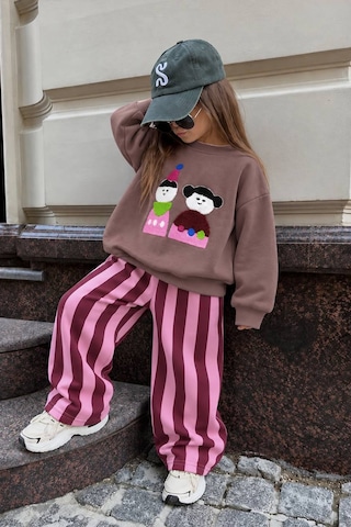 Monila Kız Çocuk Pamuklu Süzene Çocuk Nakışlı Kahverengi Sweatshirt Ve Pembe Çizgili Eşofman Alt Üst Takım Monila Kız Çocuk Pamuklu Süzene Çocuk Nakışlı Kahverengi Sweatshirt Ve Pembe Çizgili Eşofman Alt Üst Takım
