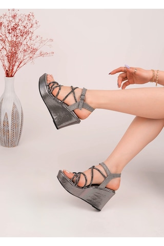 Ramer Taş Detaylı Platin Dolgu Topuk Sandalet 9 Cm Platform Kum Kaplama Pilatin
