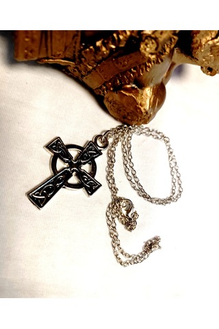 Dükkan Design İşleme Detaylı Haç Kolye Siyah