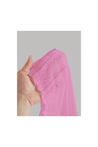 Wild Flower Pembe Nakış Desenli Göğüs Dekolteli Geniş Askılı Üst Crop Pembe