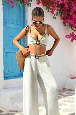Şeritli Çift Tokalı Natürel Dokulu Keten Kumaşlı Palazzo Pantolon Sırt Lastikli Üçgen Krop Takım Beyaz