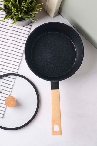 Cookwood Black İndüksiyon Tabanlı Ahşap Saplı Kapaklı Seramik Tencere 20 Cm Sıyah Siyah