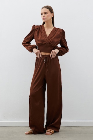 Sateen Desenli Kruvaze Saten Bluz - Kahve