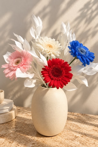 Premium Şoklanmış Gerçek Çiçek Buketi 4 Renkli Gerbera Ve Beyaz Dekoratif Yapraklar Çok Renkli