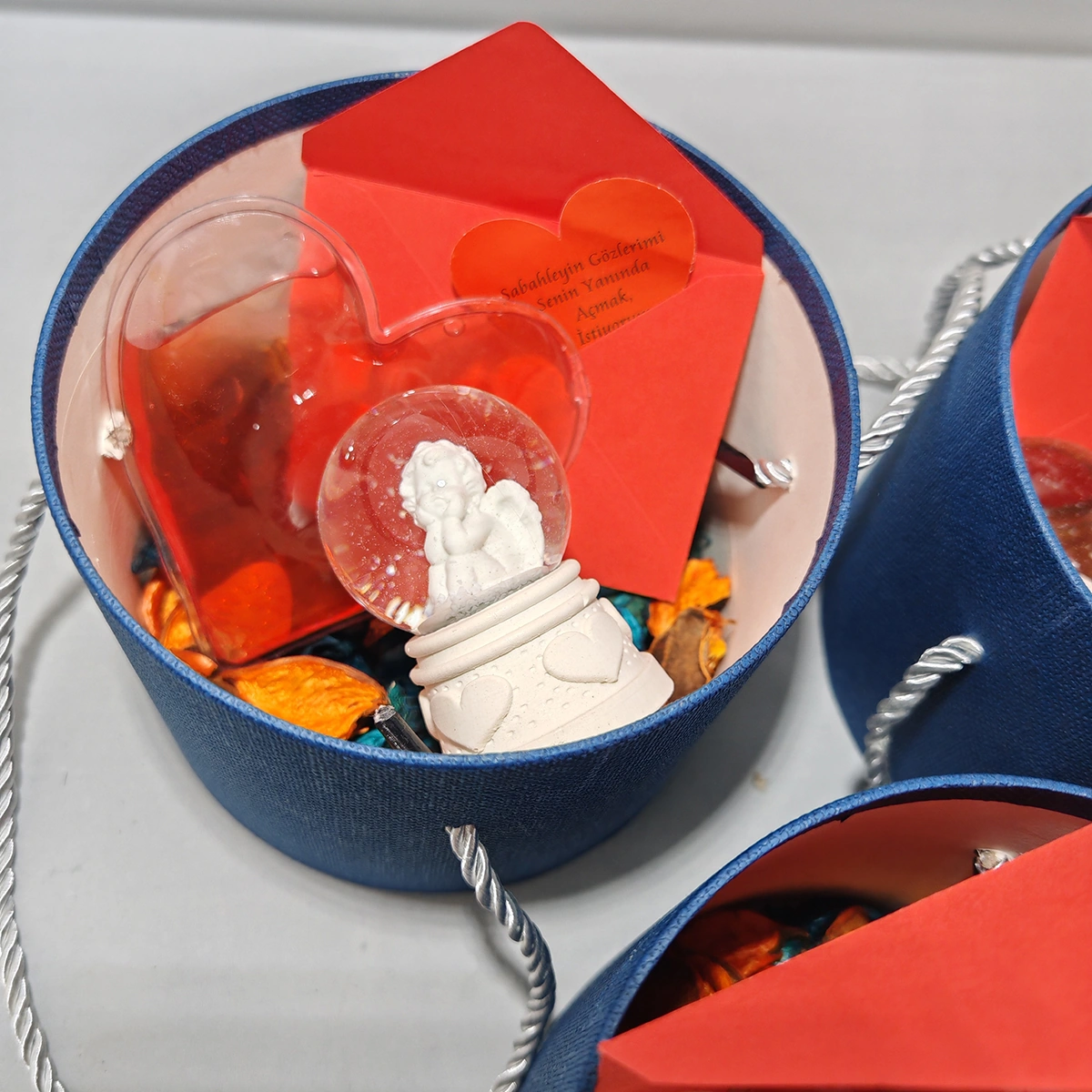 Zarif Tasarım, Unutulmaz Anlar - Romantik Hediye Kutusu - Melekli, Kalpli, Gül Yapraklı