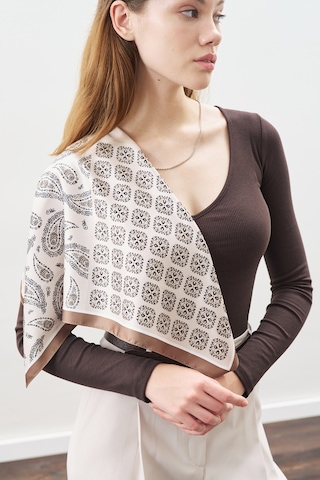 Desenli Orta Boy Saten Fular Saıra Saıra