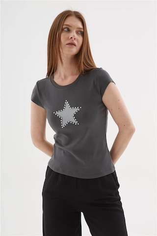 Fashion Friends Zımba Detaylı Baskılı %100 Pamuklu Antrasit Kadın T-shirt 25y0562k1 Antrasit