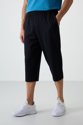 Tommy Life Lacivert Pamuklu Yumuşak Dokulu Standart Fit Nakışlı Erkek Kapri - 83102 Lacivert
