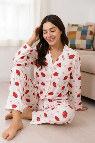 Tenra Kadın Pijama Takımı Boydan Düğmeli Raporlu Kumaş Milan Çilek Desenli Beyaz