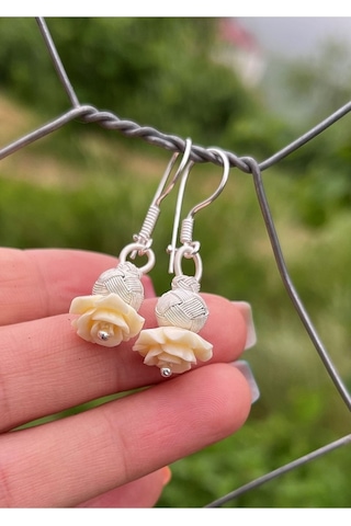 Gül Detaylı Gümüş Kazaziye Küpe Bej