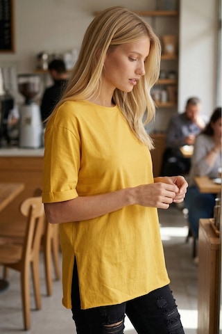 Armonika Kadın Sarı Yuvarlak Yaka Duble Kol Yanları Yırtmaçlı Pamuklu T-shirt Arm-26y137001