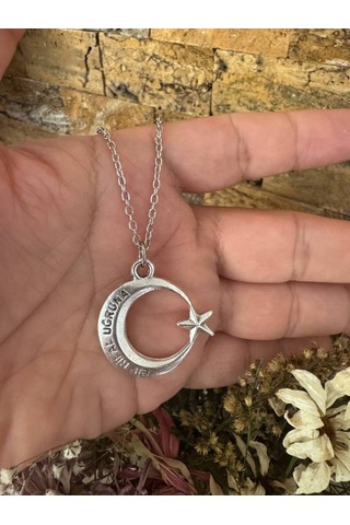 Bir Hilal Uğruna Yazılı Ay Yıldız Figürlü Kolye Gümüş Renk Unisex Zamak Metal Takı Çok renkli