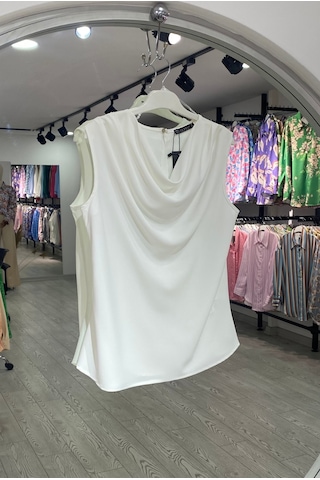 Pera Moda Dökümlü Degaje Yaka İç Göstermeyen Kısa Sıfır Kollu Bluz Gömlek Beyaz