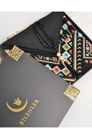 Çeyizlik Hediyelik Seccade Eşarp Tesbih Set Kilim Desenli Kadife Astarlı Seccade, Eşarp, Kristal Tesbih Özel Kutulu Lüks Hediye Seti Siyah