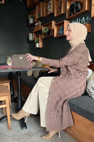 Rabia Şamlı Dama Desenli Sütlü Kahve Triko Hırka Çok Renkli