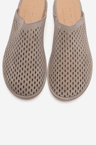 Luvishoes Melara Bej Süet Hakiki Deri Delikli Önü Kapalı Kadın Terlik