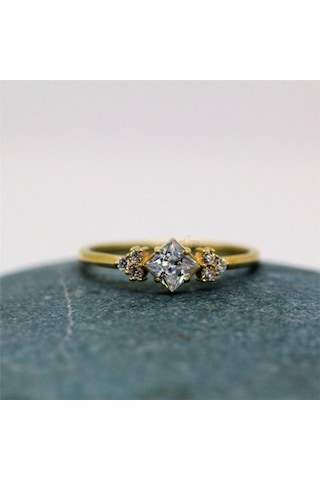 Tria Altın Yüzük-Kare Taşlı Tria Tasarım 14 Ayar Altın Yüzük-Mode