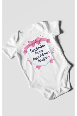 Morivokids Üzgünüm Anne Aynı Adama Aşığız Kısa Kollu Bebek Body %100 Pamuk Beyaz