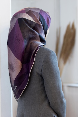 Vissona %100 Twill İpek Geometrik Desenli Gri - Gül Kurusu Renkli 90x90 Eşarp Dikim Şekli : El Dikişi Çok Renkli