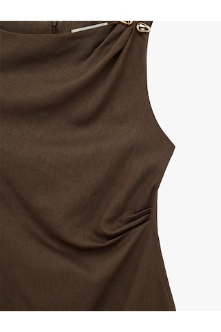Koton Keten Karışımlı Slim Fit Drapeli Yuvarlak Yaka Metal Aksesuarlı Kolsuz Mini Elbise Kahverengi 6sak80191pw Kahve