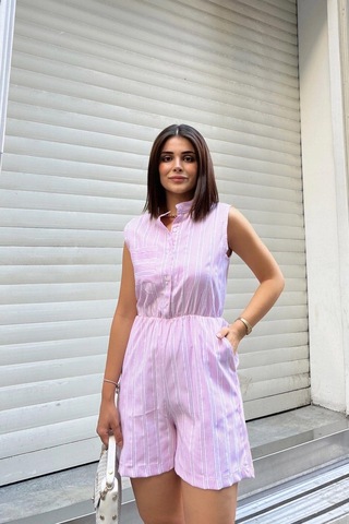 Lila Kolsuz, Düğmeli Hakim Yaka, Beli Lastikli, Cepli, Şort Modelli Kısa Çizgili Tulum Pembe